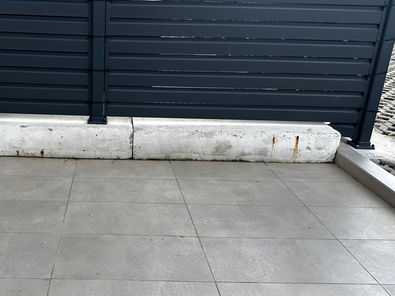 Sichtbare Folge fehlender Kontrolle an einem Betonbauteil